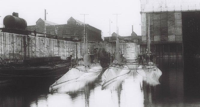 Sous-marins sortant des ateliers de la Vickers à Montréal, lors de la Première Guerre mondiale