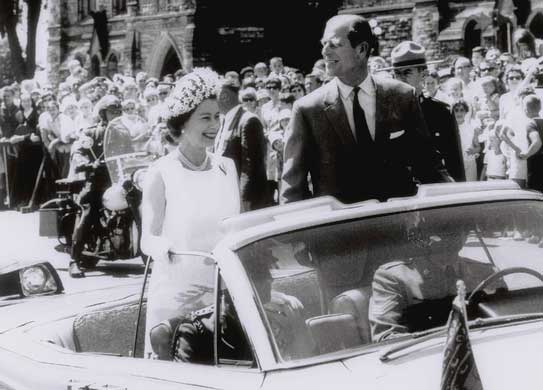 La reine Élisabeth II et le prince Philip lors de leur visite à Montréal et Ottawa pour les célébrations du centenaire du Canada