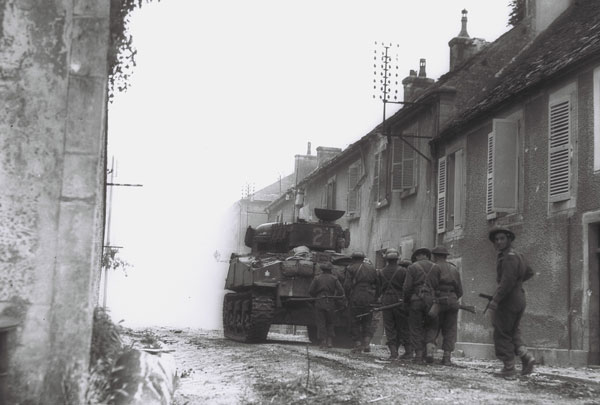 Soldats des Fusiliers du Mont-Royal, supportés par les blindés des Fusiliers de Sherbrooke, à Falaise en France