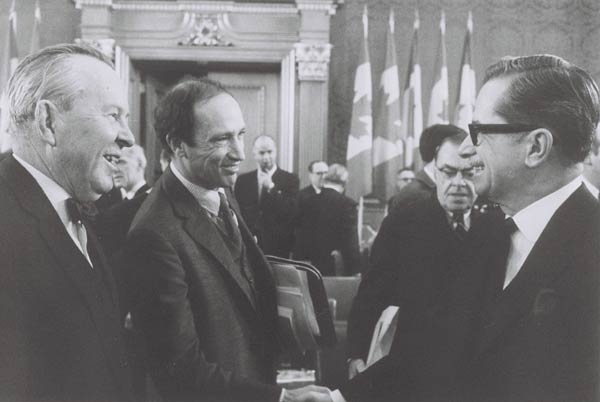 Lester B. Pearson, Pierre Elliott Trudeau et Daniel Johnson lors d'une conférence fédérale-provinciale