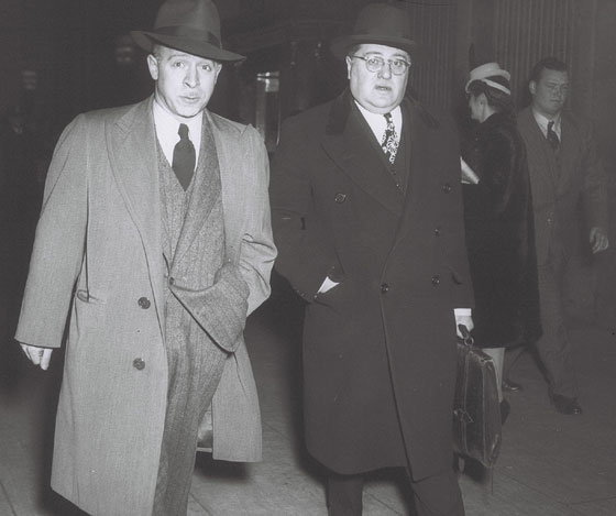 Fred Rose (à gauche) lors de son procès pour conspiration pour le compte de l'URSS