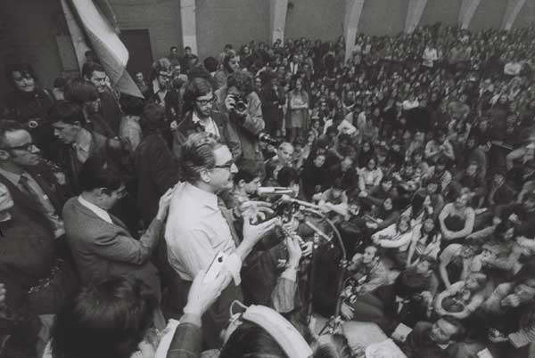 Au centre Paul-Sauvé, à Montréal, Michel Chartrand s'adresse à la foule lors d'une réunion du Front de rassemblement d'action populaire