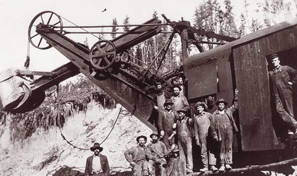Pelle mécanique utilisée par le Canadien National (CN) pour la construction de la voie ferrée à St-Cuthbert 