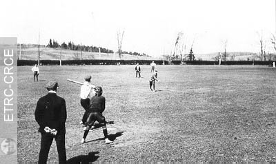 Partie de baseball sur le terrain de jeu de l'Université Bishop à Lennoxville dans les Cantons de l'Est