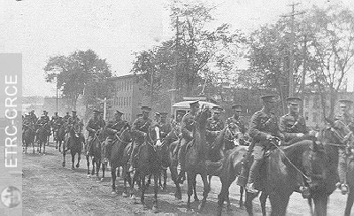 Parade du cinquième régiment de la Cavalerie canadienne, à Sherbrooke dans les Cantons de l'Est 
