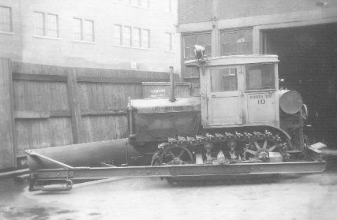 Un bulldozer de la Cité de Montréal (aujourd'hui ville de Montréal) dans les années 1930