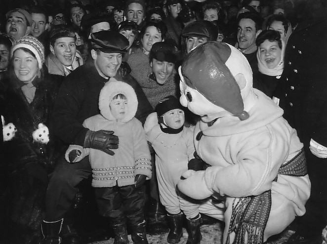 Le Bonhomme Carnaval sympathise avec la foule réunie au palais de glace lors de l'ouverture du Carnaval