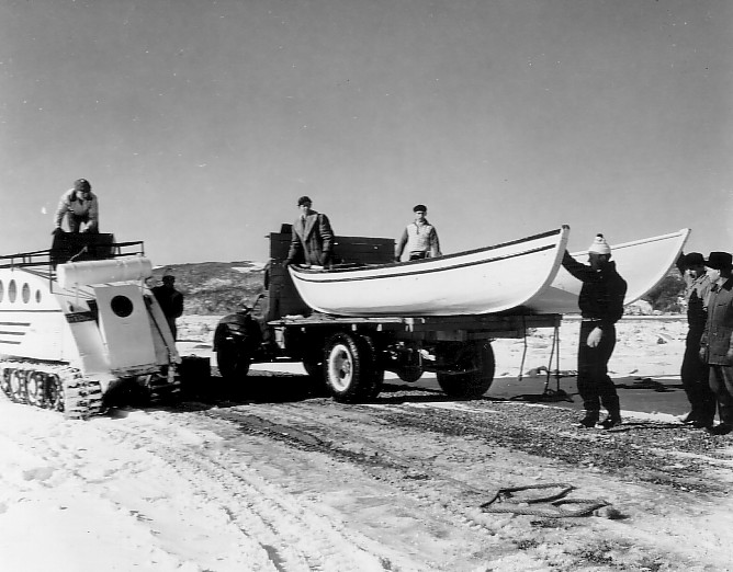 Arrivée des canots côté nord-est de l'île aux Coudres, d'où les participants traverseront le fleuve pour se rendre à la baie St-Paul, où des camions les conduiront à Québec