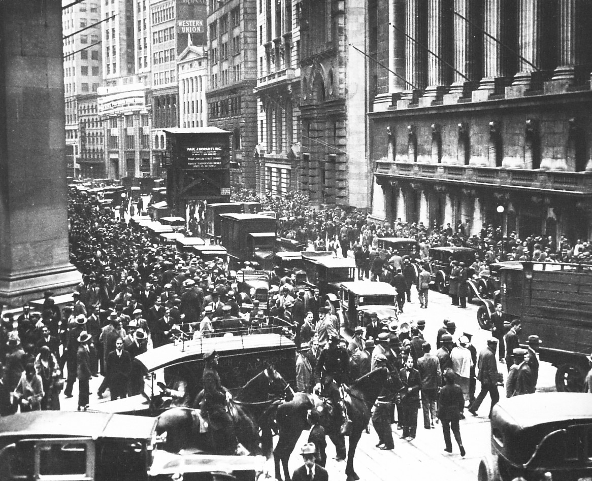 La foule s'attroupe devant l'édifice de la bourse de New York