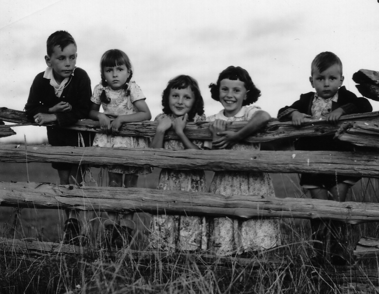 Les enfants de M. Adolphe Larouche sur la clôture de perches, à la décharge en Abitibi