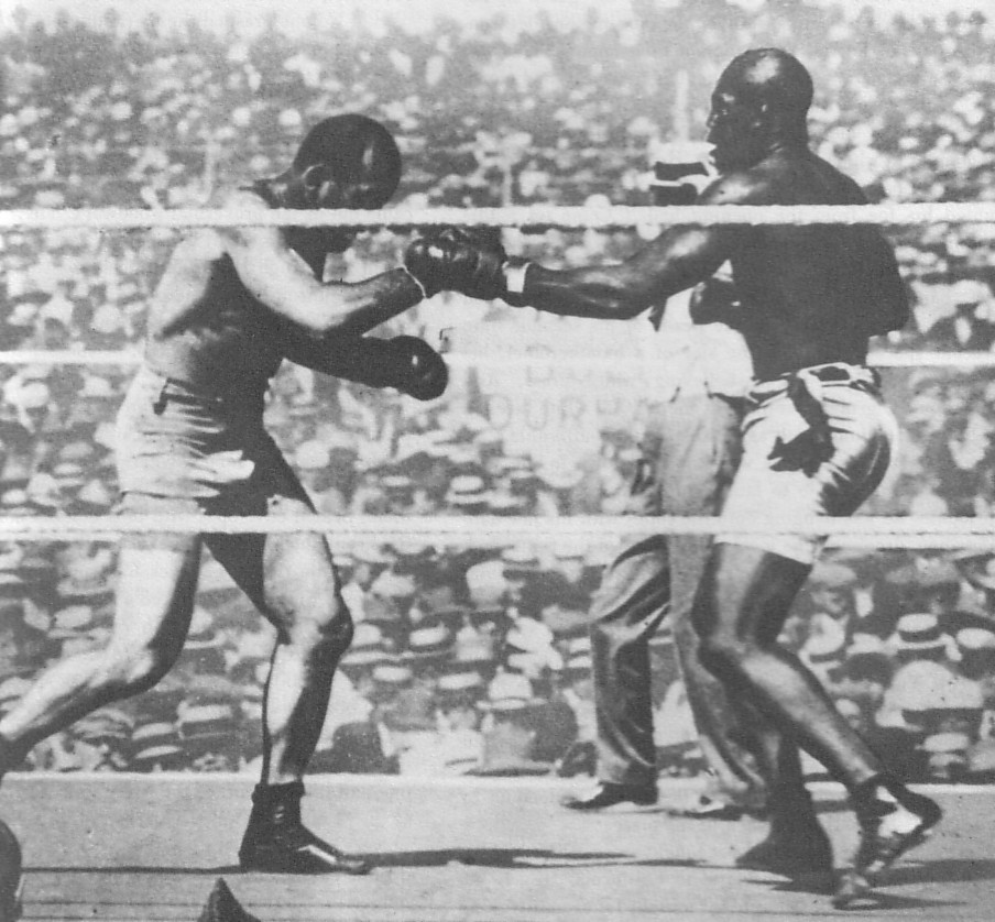 Les boxeurs Jim Jeffries (à gauche) et Jack Johnson (à droite)