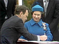 Le ministre Jean Chrétien et la reine d'Angleterre Élisabeth II, lors du rapatriement de la constitution canadienne