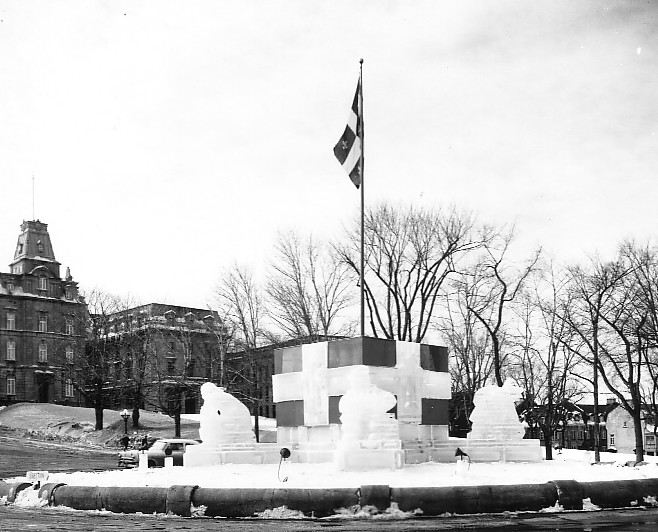 Monument de glace érigé en face du Parlement, par le gouvernement de la province, lors du Carnaval de Québec