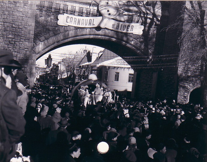 Défilé du Carnaval, passant sous la Porte Saint-Louis
