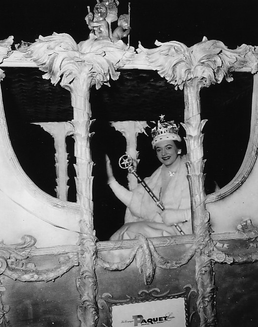 Lors de la parade du Mardi gras, la reine du Carnaval, Mme Gisèle Amyot, salue ses sujets à partir de son carrosse royal 