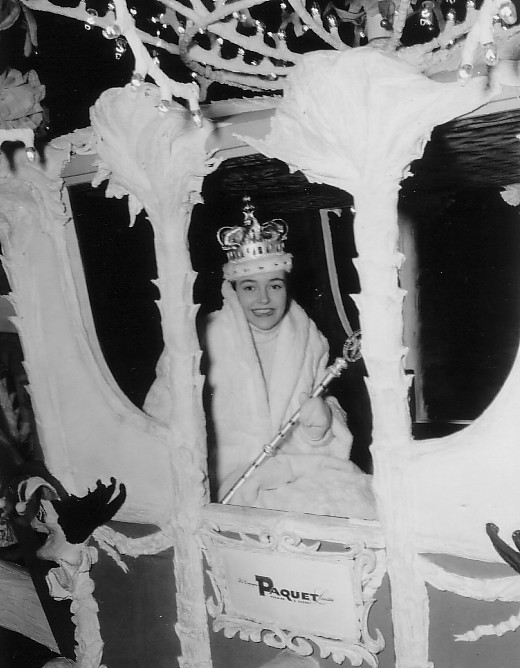 La reine du Carnaval de Québec, Mme Michèle Lacroix, dans son carrosse lors de la parade du Mardi gras