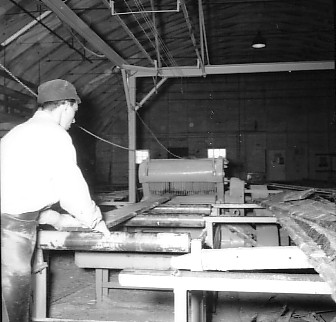 Un homme travaillant dans une scierie de Montmagny