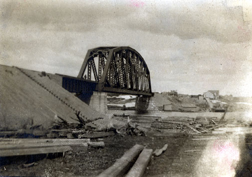 Le pont du chemin de fer et la scierie sur les bords de la rivière Harricana à Amos