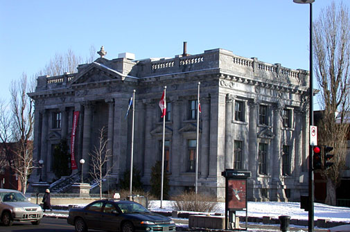 Maintenant appelée bibliothèque Maisonneuve, l'édifice construit entre 1910 et 1912, fut d'abord l'hôtel de ville de Maisonneuve. Premier édifice prestigieux érigé de Maisonneuve, c'est aussi l'une des maisons de la culture du réseau de la ville de Montréal