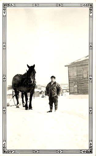 Un boulanger avec son cheval dans un village d'Abitibi-Témiscamingue