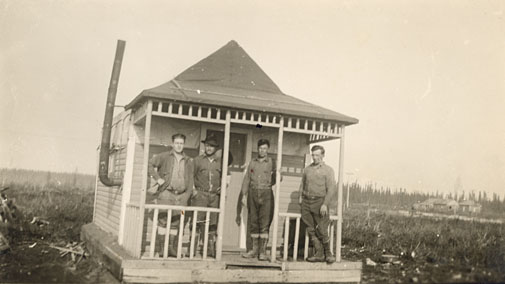 Quatre colons devant leur camp en Abitibi-Témiscamingue