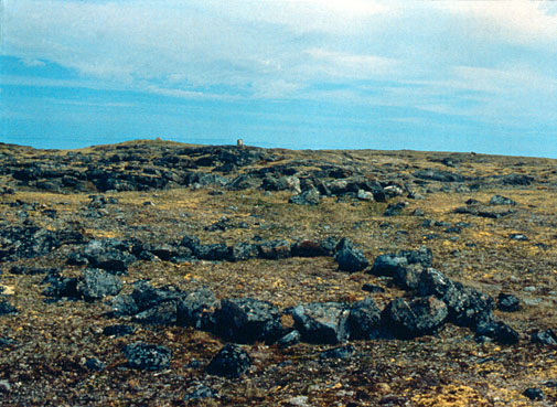 Cercle de pierres des anciens camps inuits dans la baie Diana, au sud-ouest du village de Quaqtaq