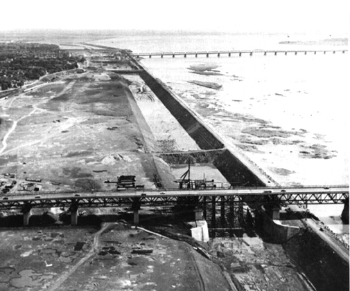 Achèvement, en 1958, des travaux de la canalisation du St-Laurent