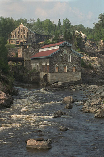 Deux moulins de la vieille pulperie de Chicoutimi, sur la rivière du même nom