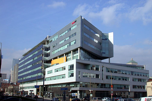 Un des bâtiments aménagés dans le parc technologique de la Cité Multimédia à Montréal