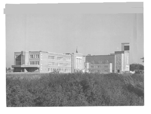 L'Externat classique de Longueuil, inauguré en 1950, devient en 1967 le cégep Édouard-Montpetit