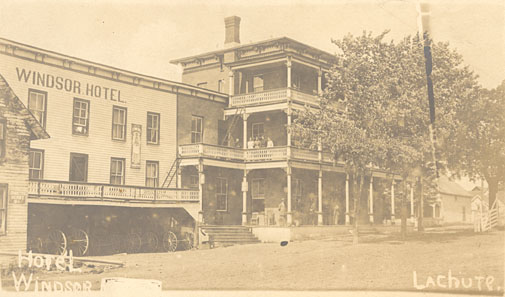 Hôtel situé sur la rue principale à Lachute et détruit par le feu en 1937
