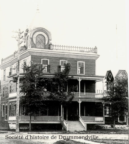 L'hôtel Corona est prêté en 1910 aux Soeurs grises pour fonder le premier Hôpital Ste-Croix à Drummondville