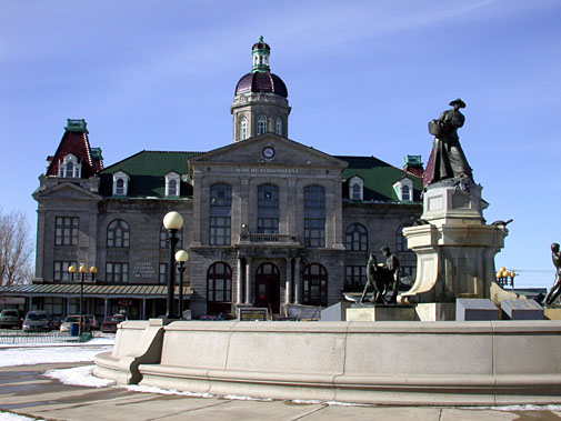 Le marché Maisonneuve, construit entre 1912 et 1914, fut l'un des plus importants marchés de produits agricoles au Québec