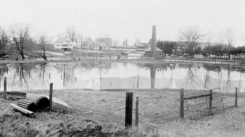 Vue des habitations sur la rive de la rivière Beaudette dans le comté de Soulanges en 1946