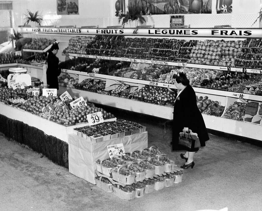 Étalage de fruits et légumes au marché Dionne à Montréal en 1947