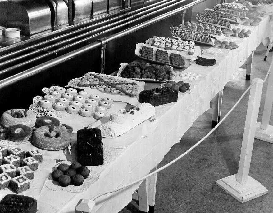 Exposition des travaux des élèves à l'École centrale des Arts et Métiers de Montréal en 1947 : Desserts 