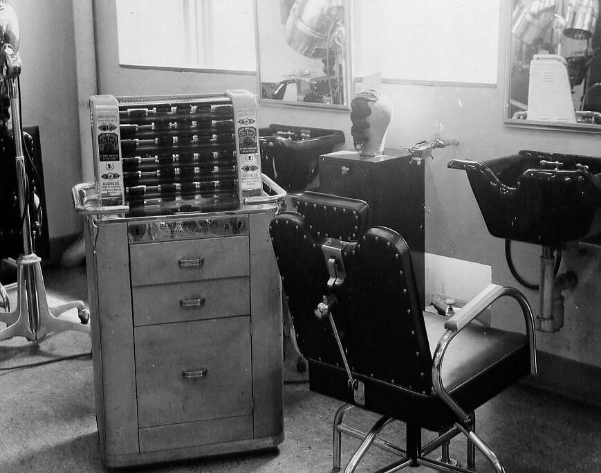 Instruments de la salle de cours de coiffure à  l'École centrale des Arts et Métiers de Montréal en 1947