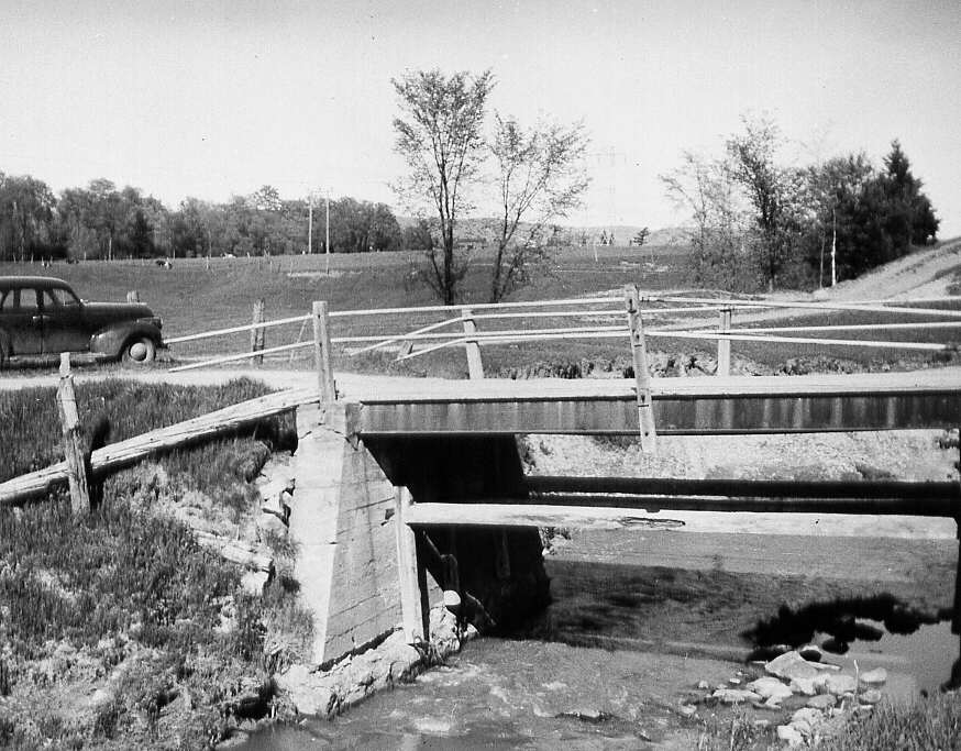 Voiture circulant sur le pont de la route 8 à Eardley dans le comté de Gatineau en 1947
