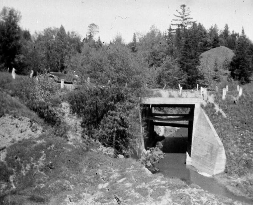 Pont de la route Parker's Station à Eardley dans le comté de Gatineau en 1947
