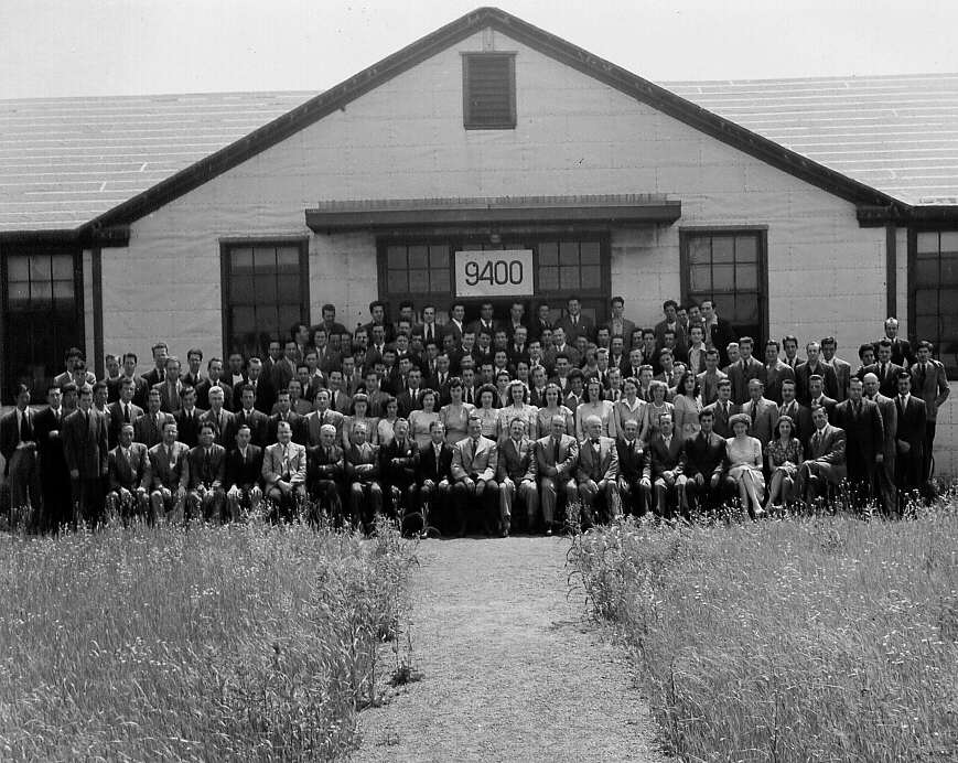 Groupe d'étudiants et de professeurs posant à l'extérieur de établissement scolaire à Montréal en 1947
