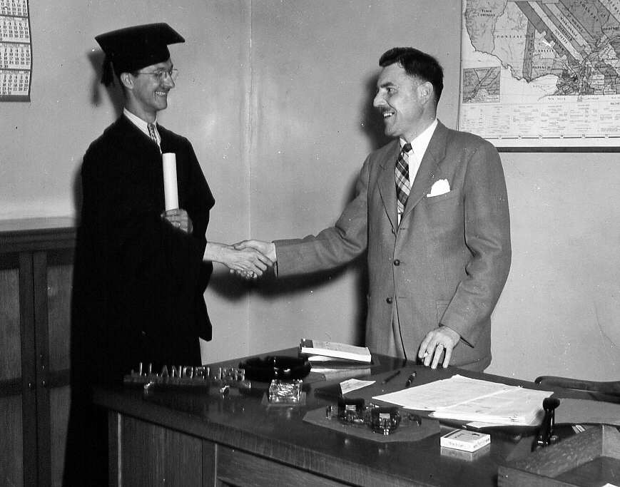 M. Langelier félicitant un nouveau diplômé à Montréal en 1947