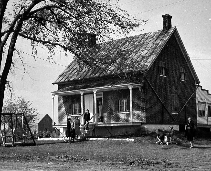 Maison unifamiliale lors d'un reportage sur le placement familial rue St-Urbain en 1947