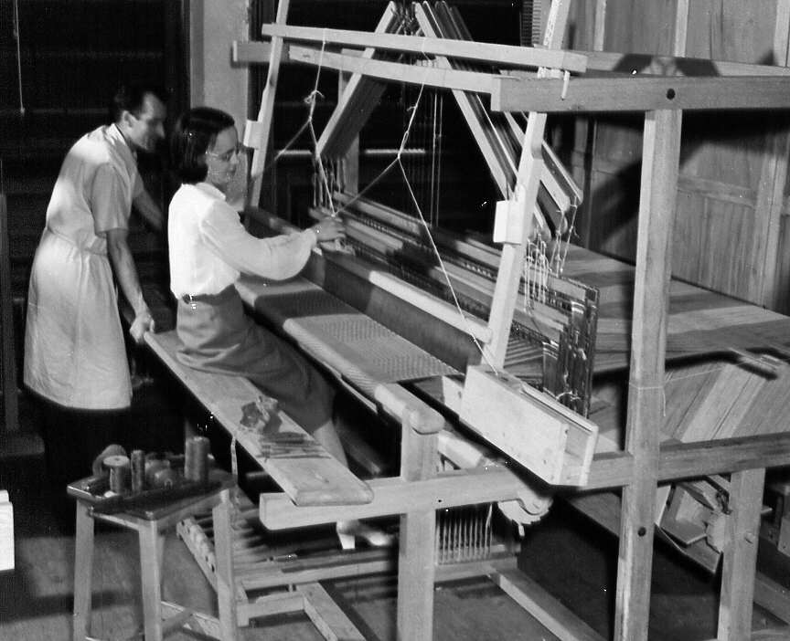 Jeune femme travaillant sur un métier à tisser lors d'un cours de tissage à Montréal en 1947