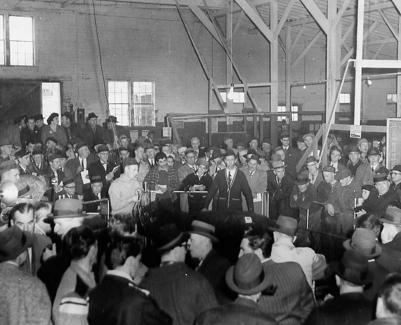 Une foule lors de la parade et de la vente annuelle des animaux de la ferme lors de l'Exposition agricole de Sherbrooke en 1961
