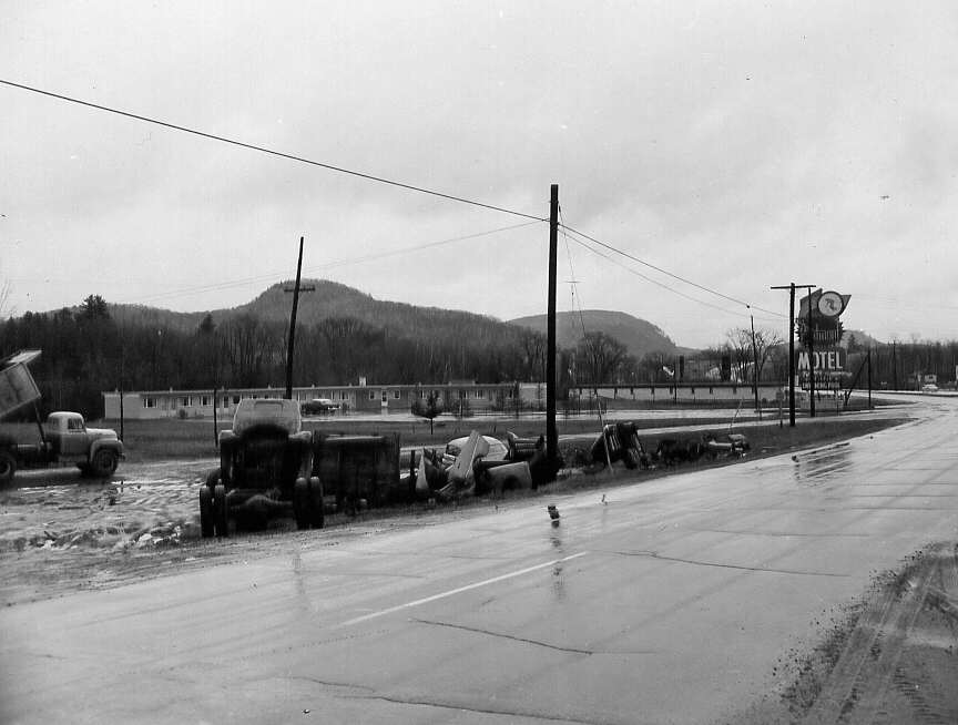 Quelques véhicules dans un cimetière d'automobiles sur la route 11 à Ste-Thérèse en 1961