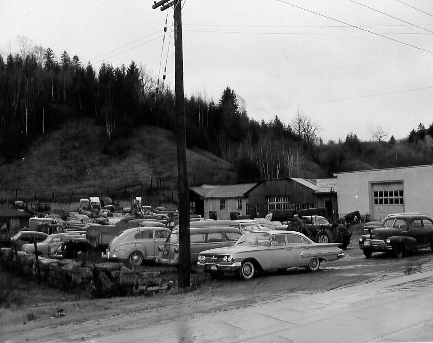 Cimetière d'automobiles sur la route 11 à Sainte-Thérèse, 1960