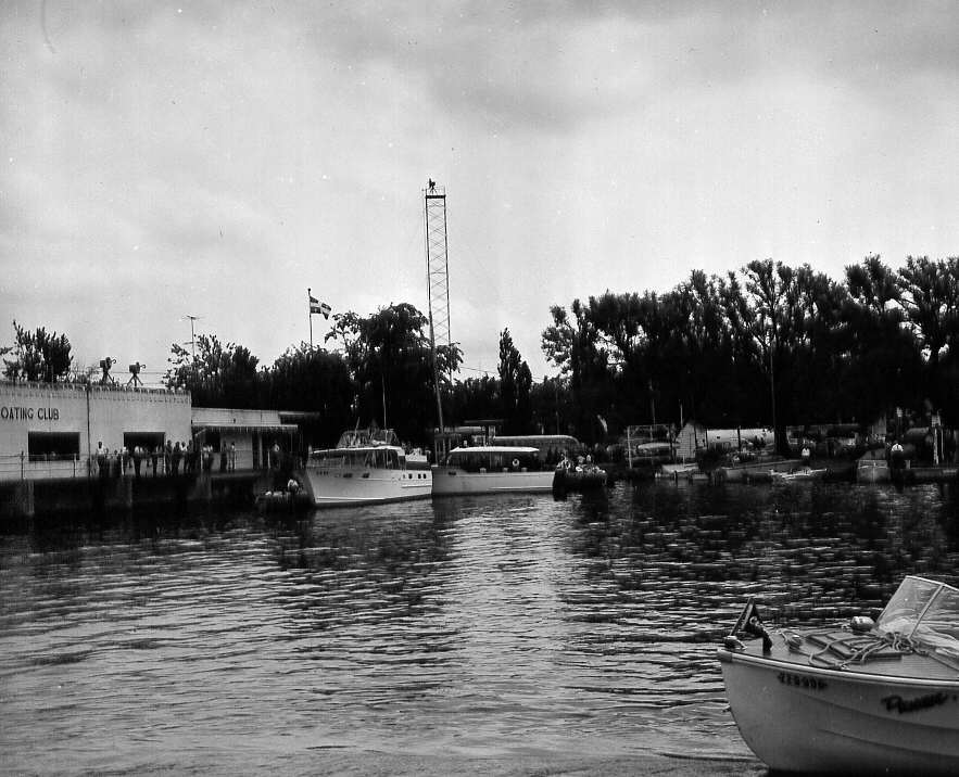 Divers bateaux amarrés lors des régates de Valleyfield en 1961