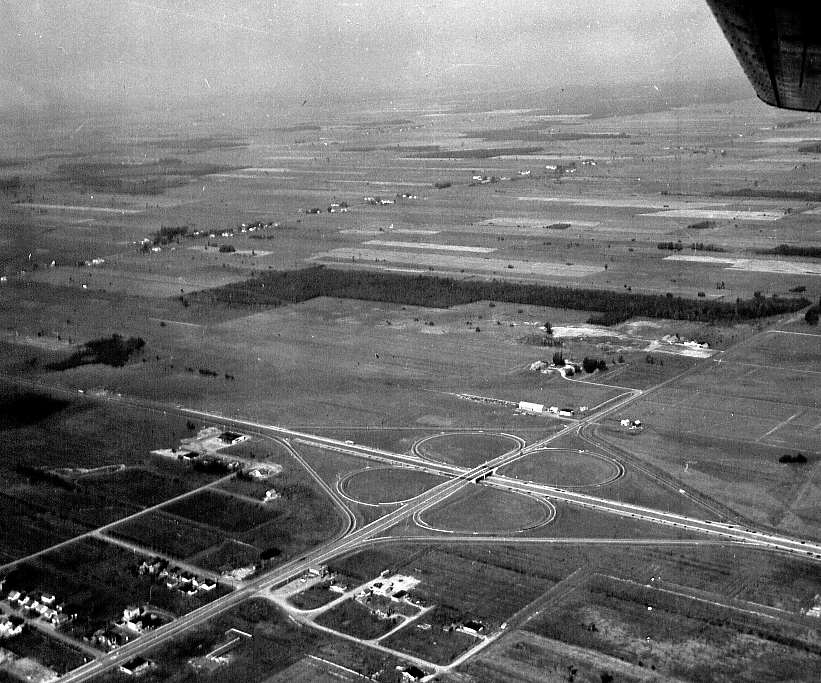 Photographie aérienne de la route 9 (autoroute 20) et des bretelles d'accès à la route entre Drummondville et Beloeil en 1961