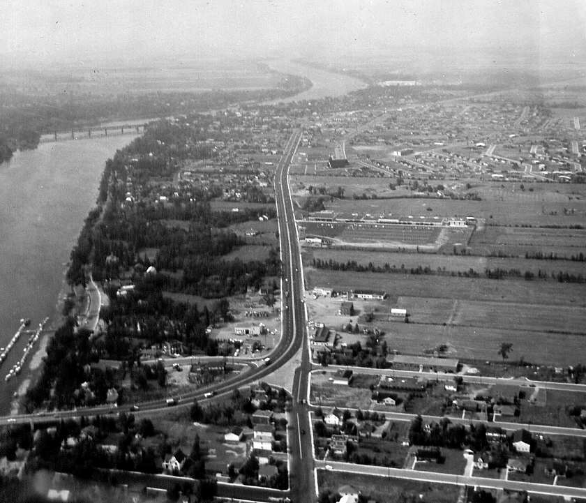 Photographie aérienne de la route 9 à diverses intersections entre Drummondville et St-Hyacinthe en 1961 (4)