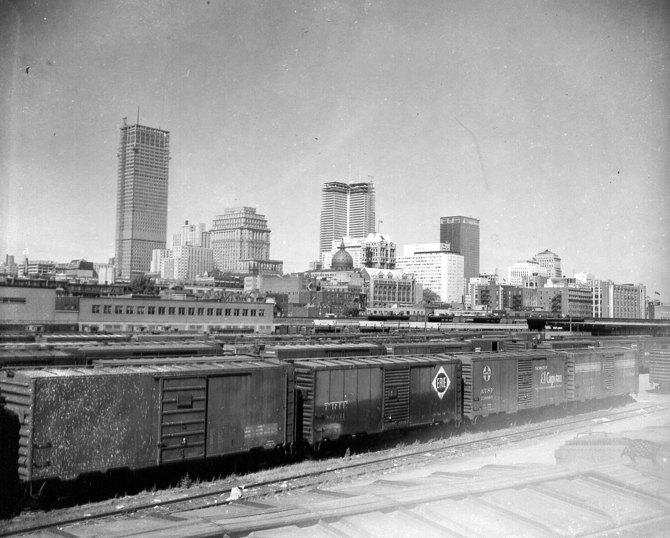 Le édifices du centre-ville de Montréal photographiés à partir du port de Montréal en 1961
